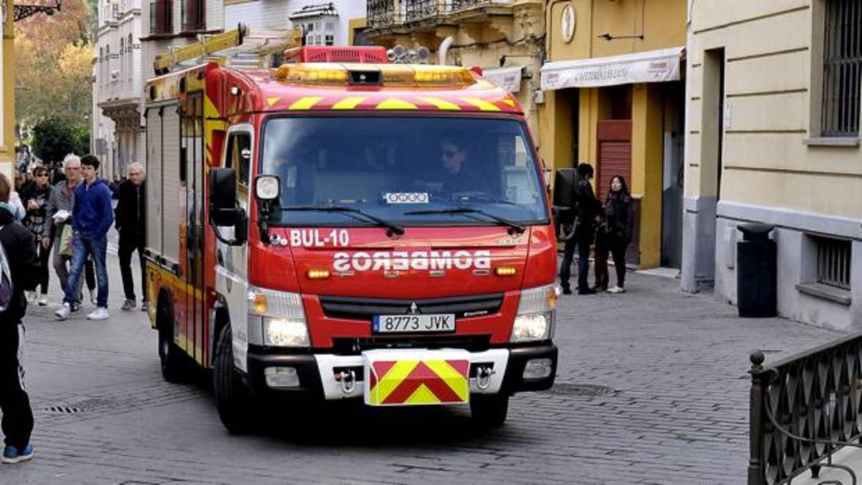 Un camión de Bomberos por las calles de Sevilla