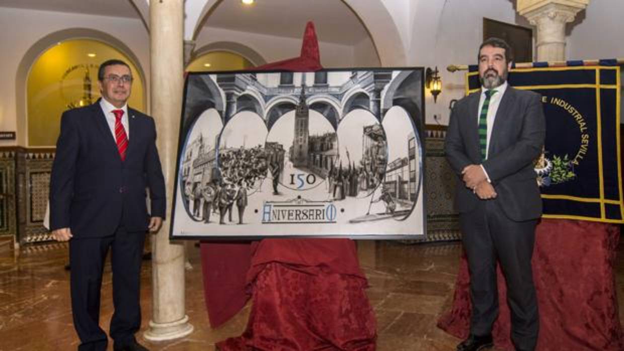 El presidente del Mercantil, Práxedes Sánchez, y el pintor Miguel Á. González, junto al cartel del aniversario