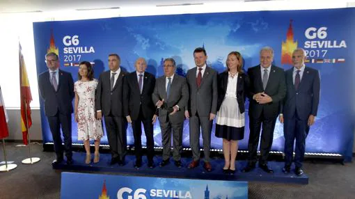 Foto de familia de las delegaciones que han participado en la cumbre del G6 J. M. Serrano