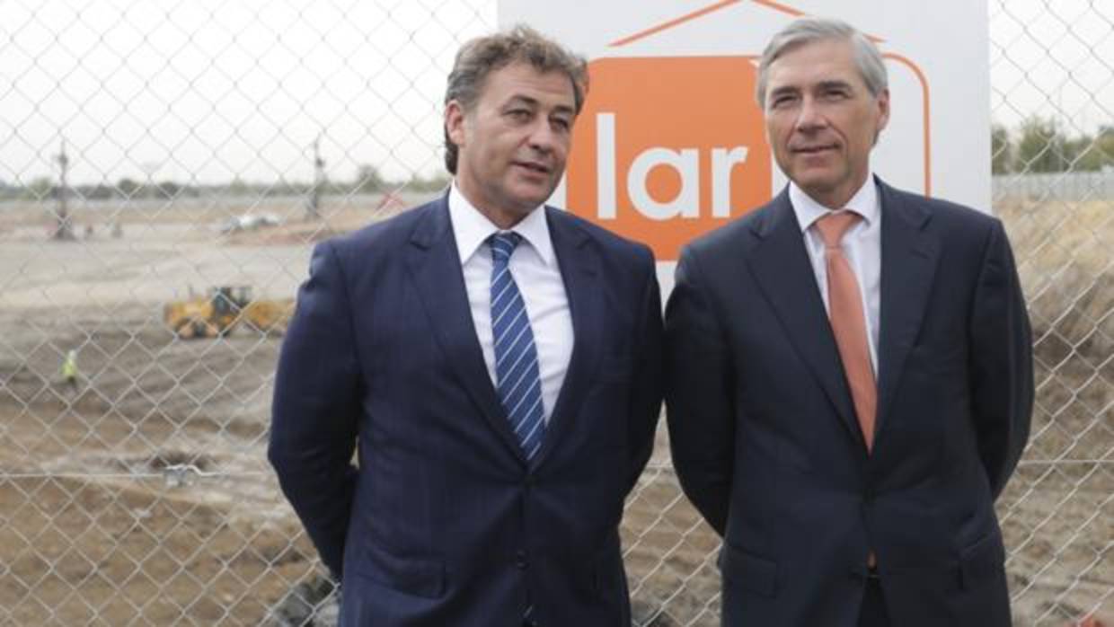 José Antonio García, director de Desarrollos del grupo Lar, a la izquierda, y Miguel Pereda, CEO de la socimi Lar España Real Estate, promotor del centro comercial Palmas Altas