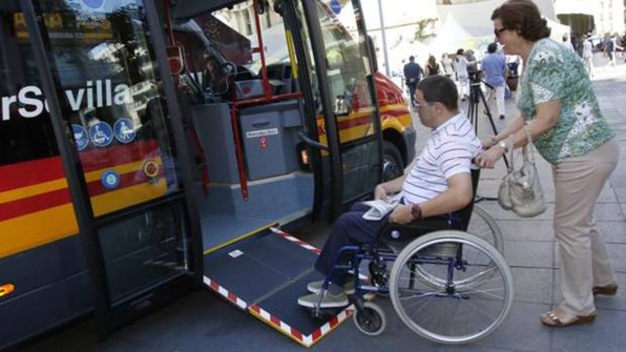 Un joven con movilidad reducida hace uso de los transportes públicos de Sevilla