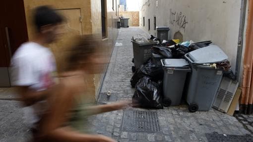 Contenedores de basuras cerca de establecimientos en Sevilla