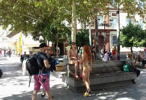 Las dos jóvenes desnudas en un banco en plena Puerta de Jerez