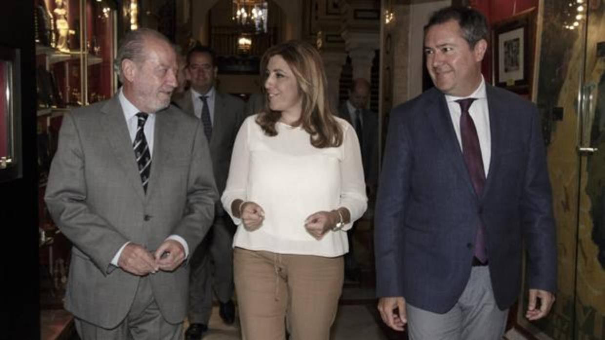 El presidente del PSOE de Sevilla, Villalobos, con Susana Díaz y el nuevo vicesecretario, Juan Espadas