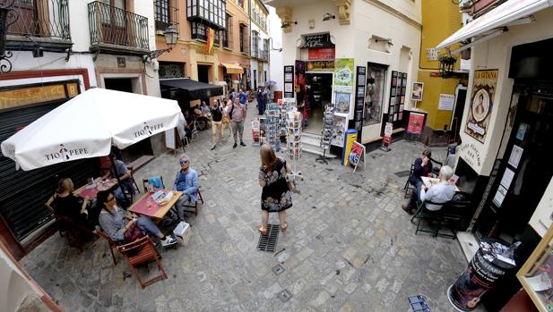 Los vecinos de Santa Cruz piden proteger «la idiosincrasia del barrio»