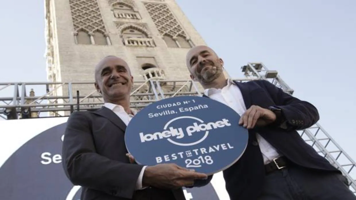 Antonio Muñoz y Javier Zaldúa, con el distintivo de la Lonely Planet
