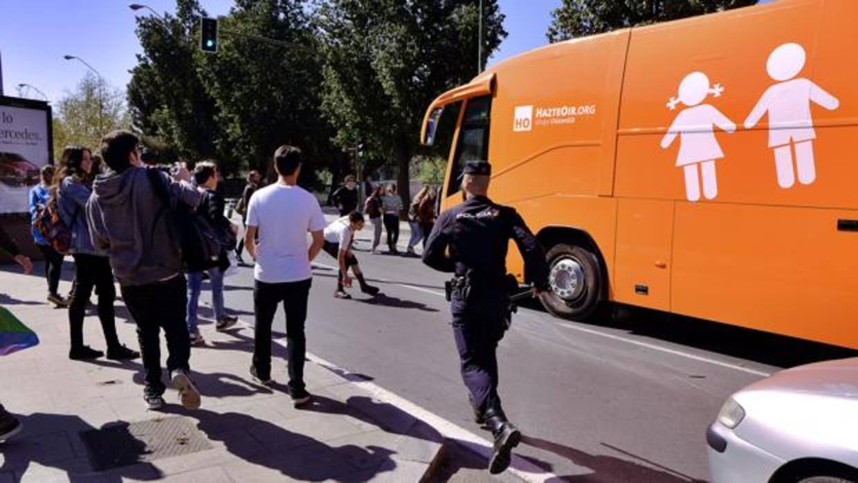 El autobús de Hazte Oír llegó a Sevilla con un lema que rezaba «Respeto para todos. No al bullying»