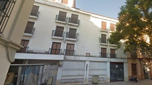 El edificio en la plaza de Molviedro que Cajasol convertirá en un hotel