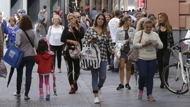 Los comercios sevillanos cerrarán el 15 de agosto para poder abrir el domingo 6 de mayo, Día de la Madre