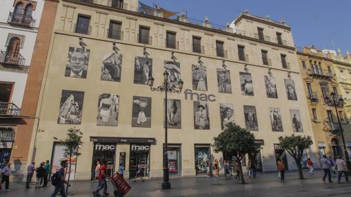 Fachada del edificio de FNAC en Sevilla