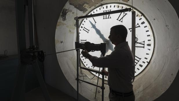 En vídeo: Así es el trabajo del encargado de cambiar la hora en un centenar de relojes municipales de Sevilla