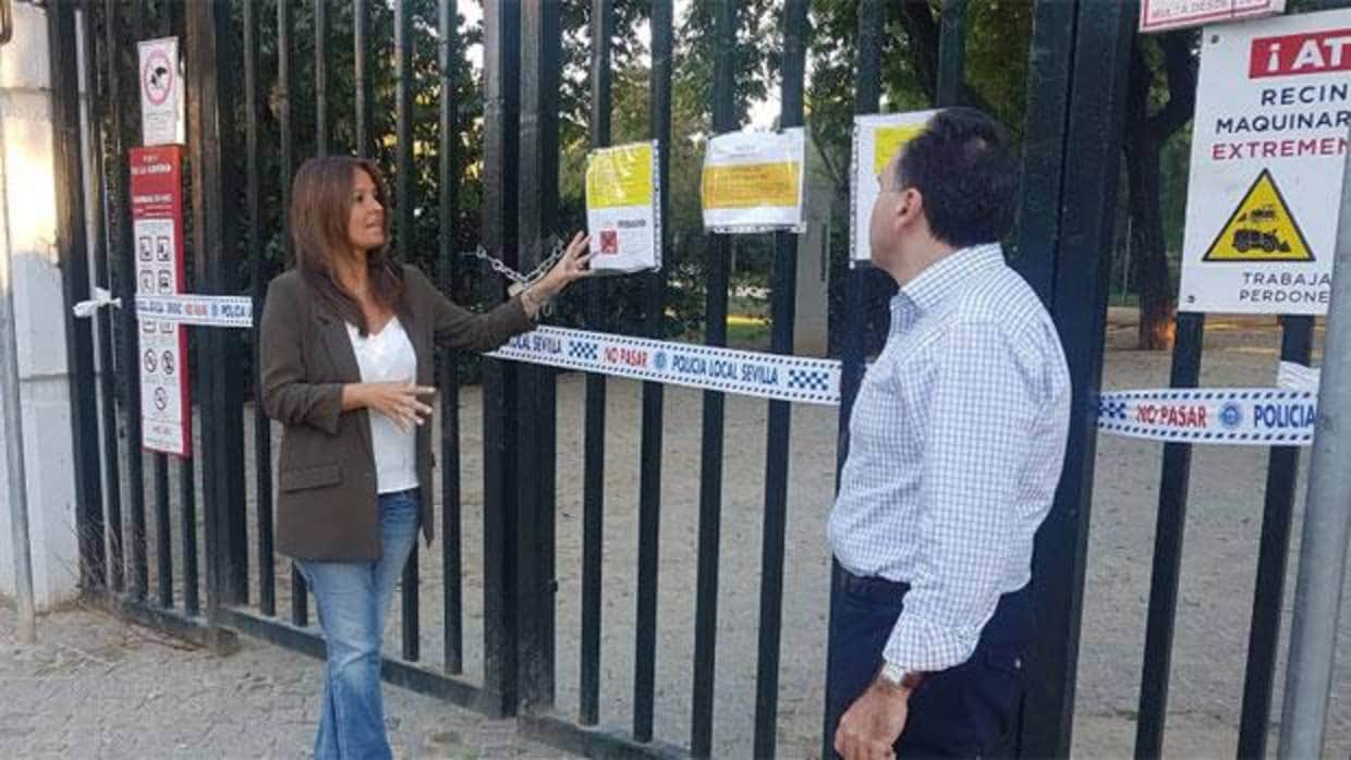 La concejal popular Evelia Rincón ha visitado el Parque Amate para denunciar su cierre a causa de las ratas