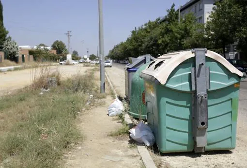 Contenedores de basura en la zona de Los Bermejales