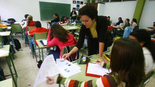 Más goteras en Educación: Faltan limpiadoras, monitores, administrativos y conserjes en Sevilla