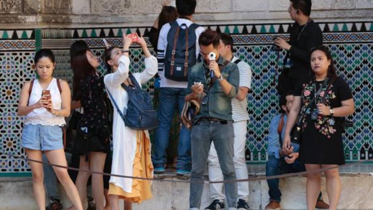 Turistas asiáticos admirando el Real Alcázar