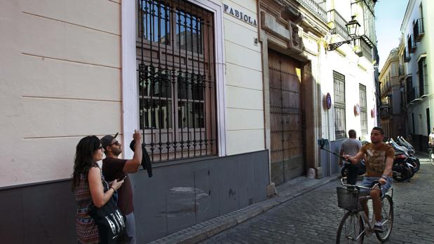 Vecinos de Santa Cruz exigen al cónsul de Bélgica en Sevilla que condene la huida de Puigdemont