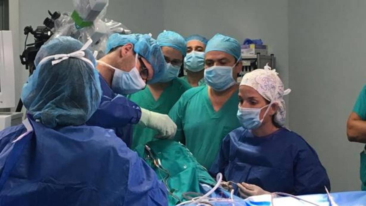 Un equipo médico del hospital Viamed Santa Ángela de la Cruz