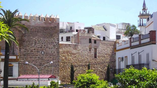 Se desprende parte de la muralla almohade de Marchena a causa de la lluvia y un rayo