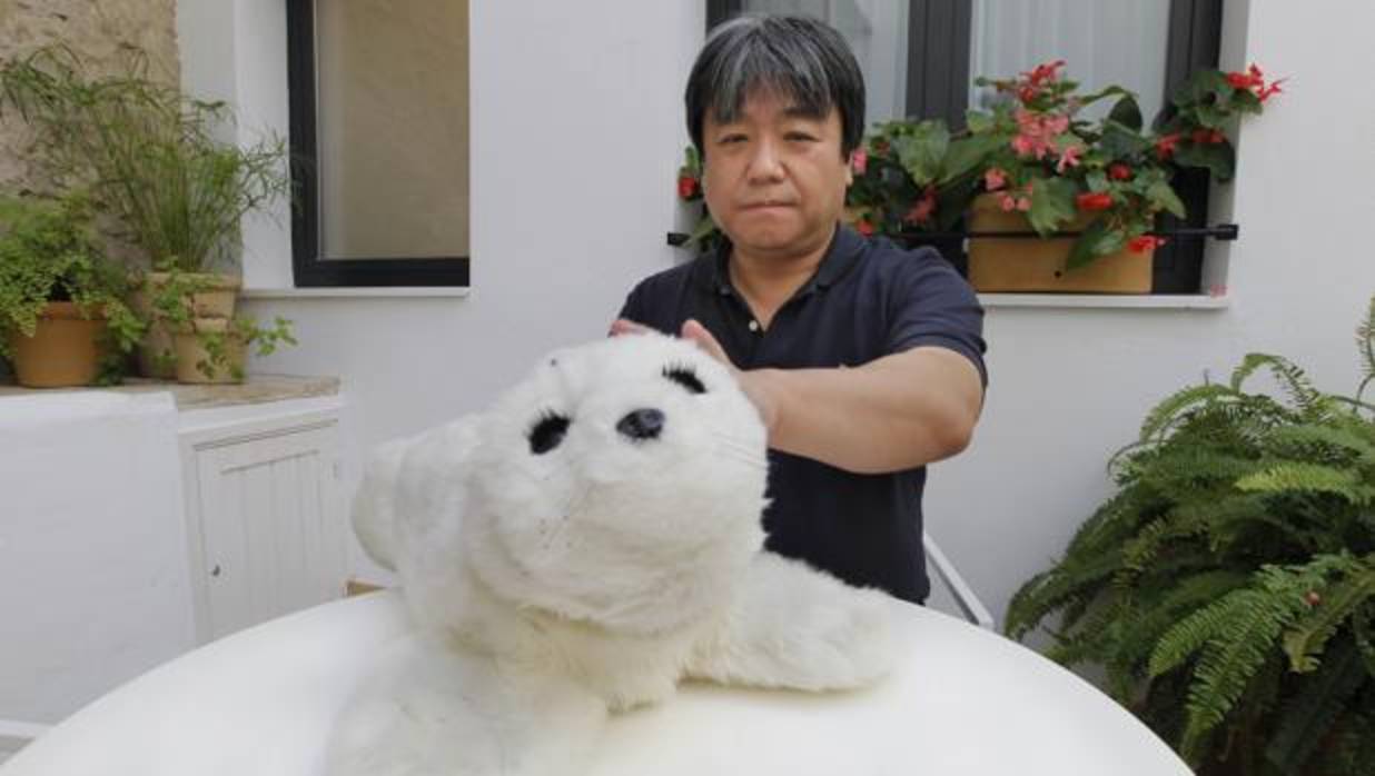 El ingeniero e investigador Takanori Shibata con su robot Nuka