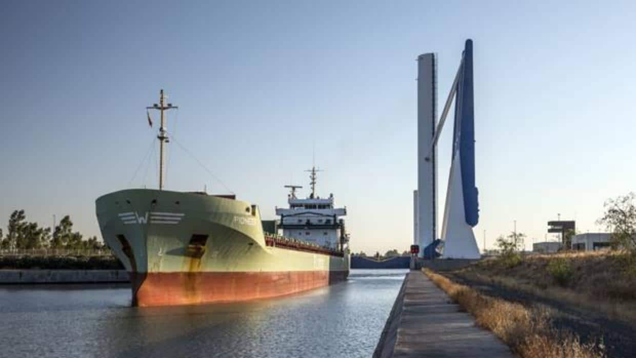 Un carguero en el Puerto de Sevilla