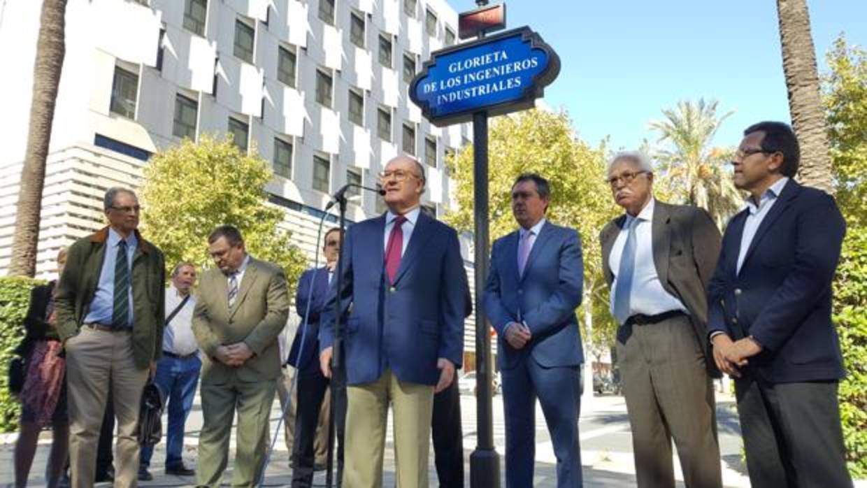 El alcalde de Sevilla, Juan Espadas, ha inaugurado este miércoles la Glorieta de los Ingenieros Industriales