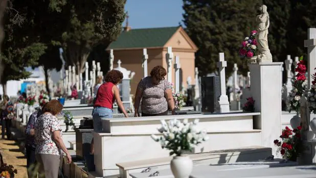 Un juez prohíbe a una familia sevillana visitar la tumba de un familiar