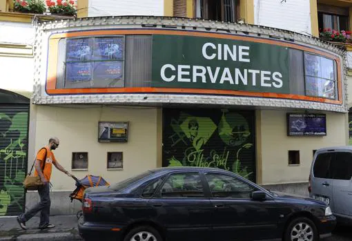 El cine Cervantes, diseñado por Juan Talavera y de la Vega, es el más antiguo de Sevilla