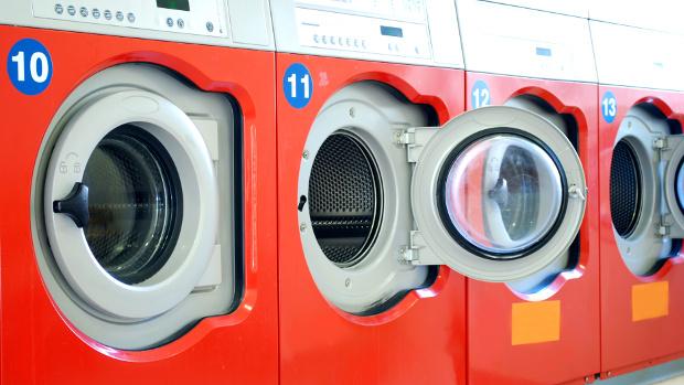 Por qué ahorras más llevando tu ropa a las tintorerías de Sevilla que lavando en casa