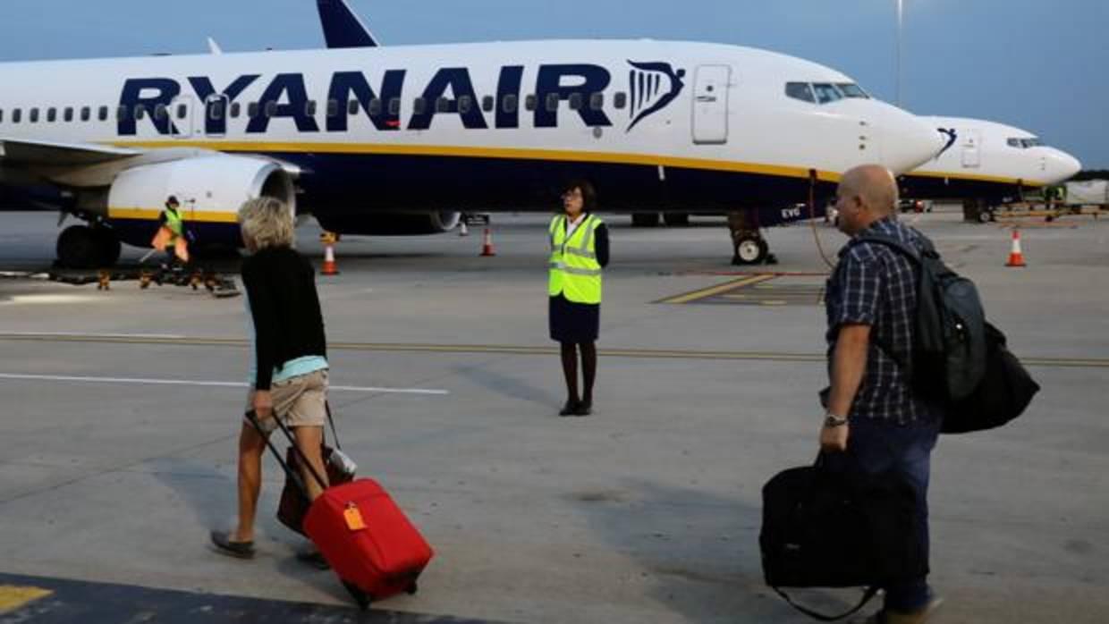 Dos turistas ante un avión de Ryanair