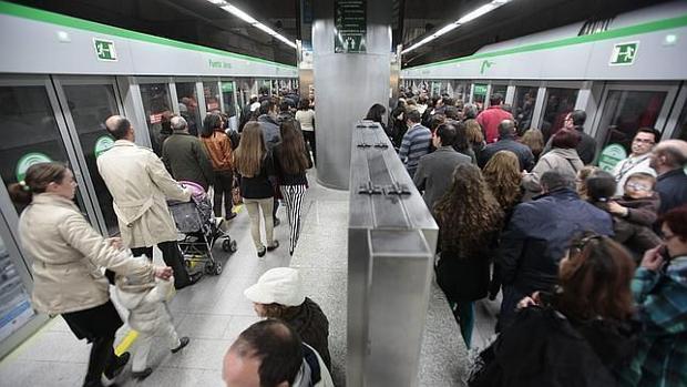 Metro de Sevilla reforzará un 57% los trenes este viernes por el Black Friday