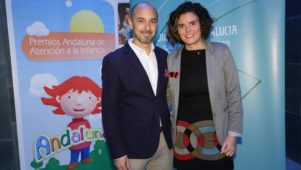 Premio a quienes dan a un niño lo que más necesita: una familia