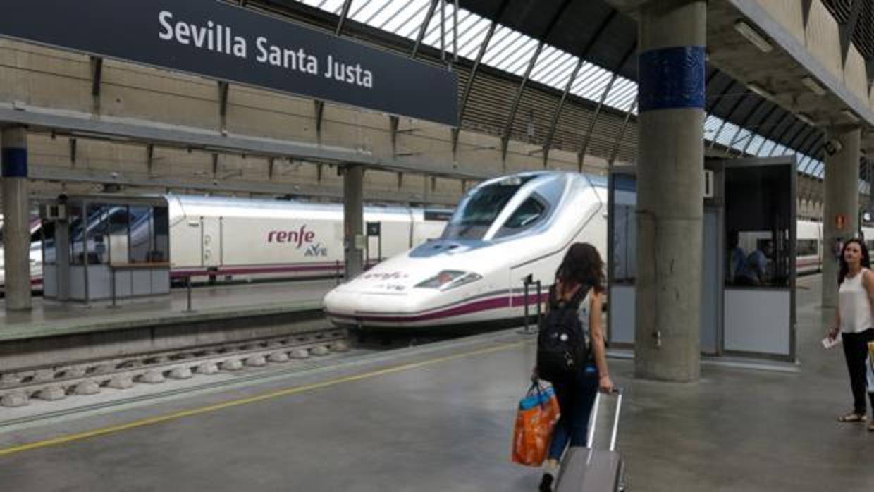 Un tren AVE llegando a la estación de Santa Justa