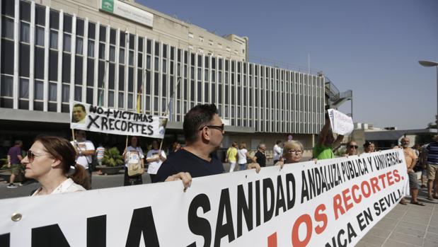 La juez pide que se investigue el borrado de la CPU del ascensor que causó la muerte de una mujer en Valme