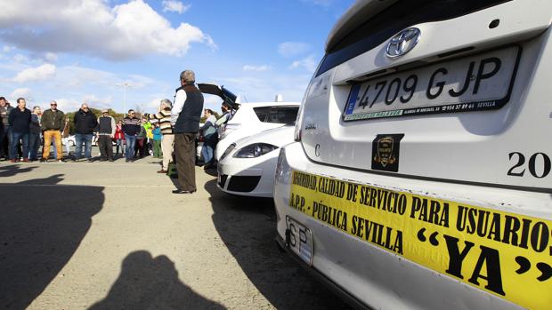 El aumento de competencia agranda el conflicto del taxi en Sevilla
