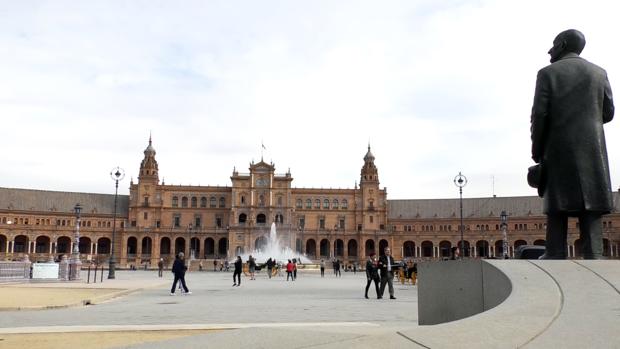 El secreto que esconde la escultura de Aníbal González en la Plaza de España de Sevilla