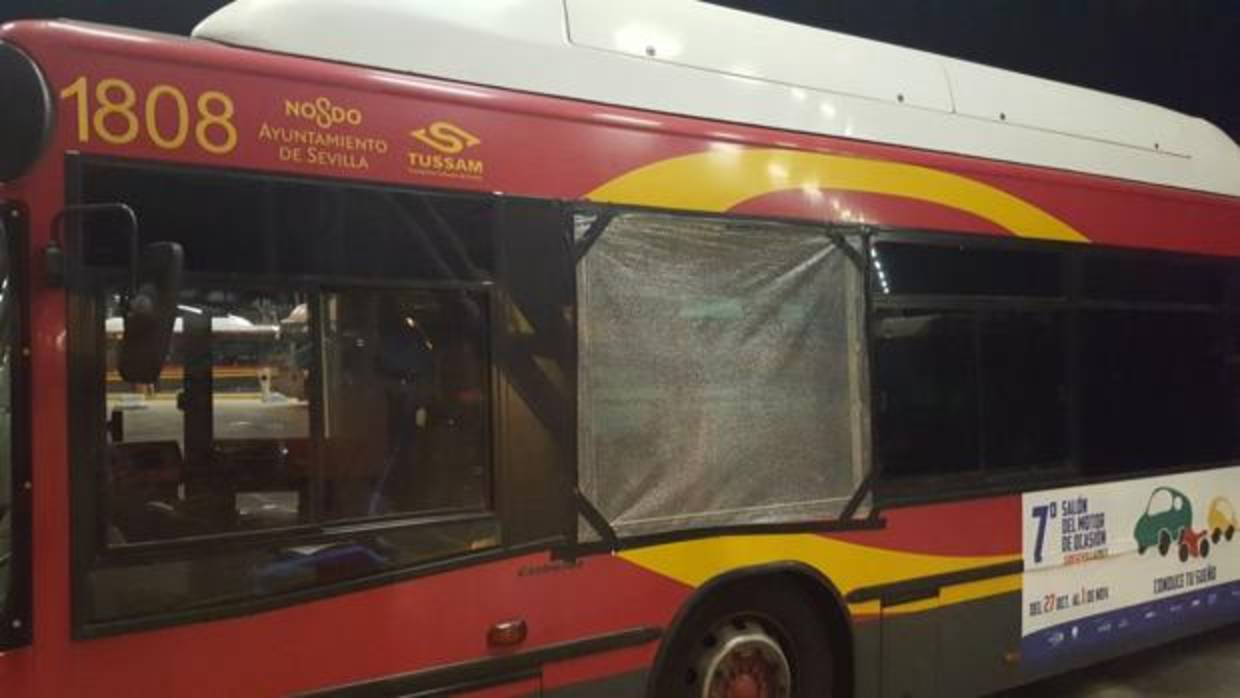 Estado de uno de los autobuses dañados por el vandalismo