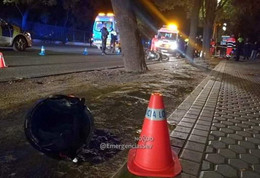 Muere un motorista tras chocar contra un árbol en Sevilla