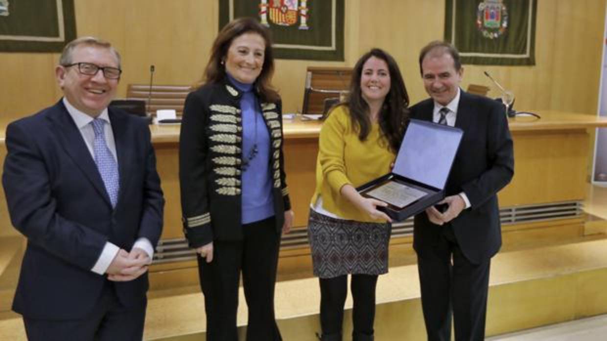 Laura Álvarez ha recogido el premio de la mano de S.Oyonarte, M.A.Fernández y M.Marín