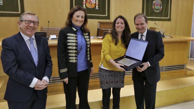 El Centro de Transfusión premia a Sevilla Solidaria de ABC por difundir y estimular la donación de sangre