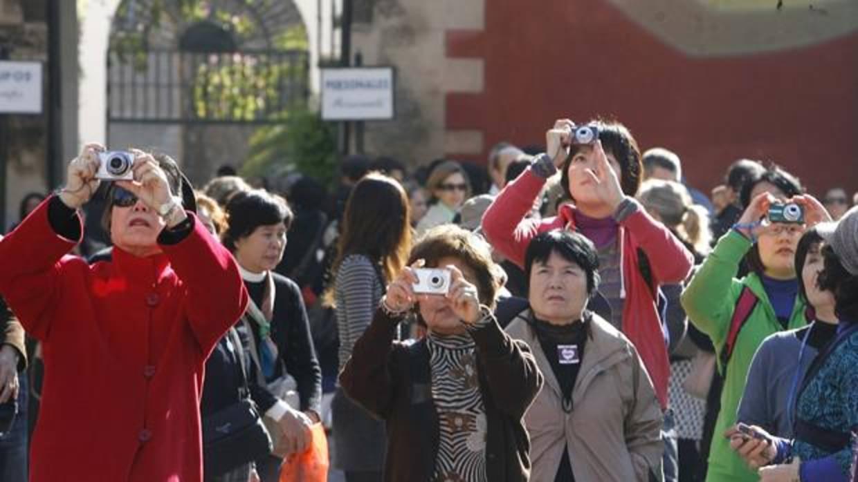 Un grupo de turistas asiáticos en Sevilla