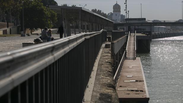 Los seis nuevos pantalanes del Río Guadalquivir en Sevilla, destrozados y sin vigilancia