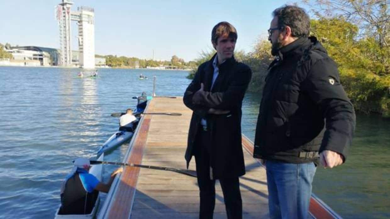 David Guevara visita el nuevo pantalán en el río