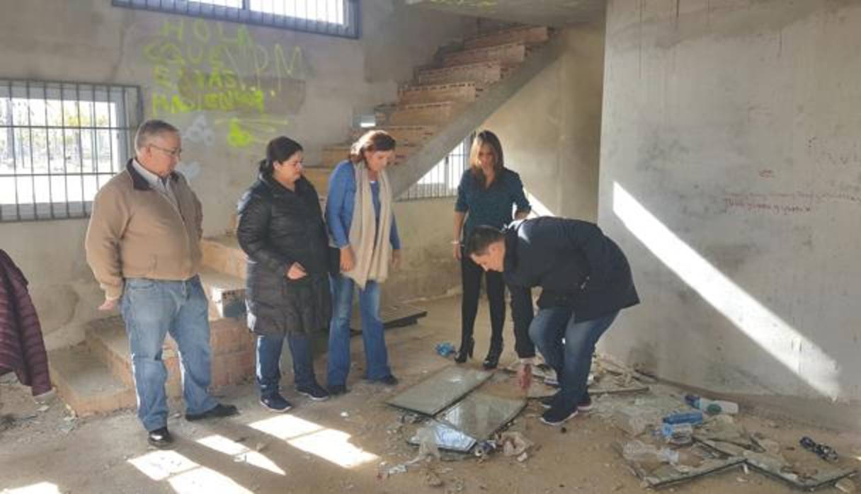 Los concejales del PP inspeccionan los pabellones del parque