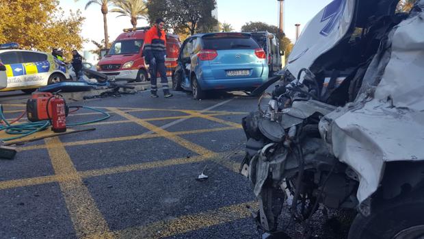 Aparatoso accidente entre una ambulancia y un coche en Torneo