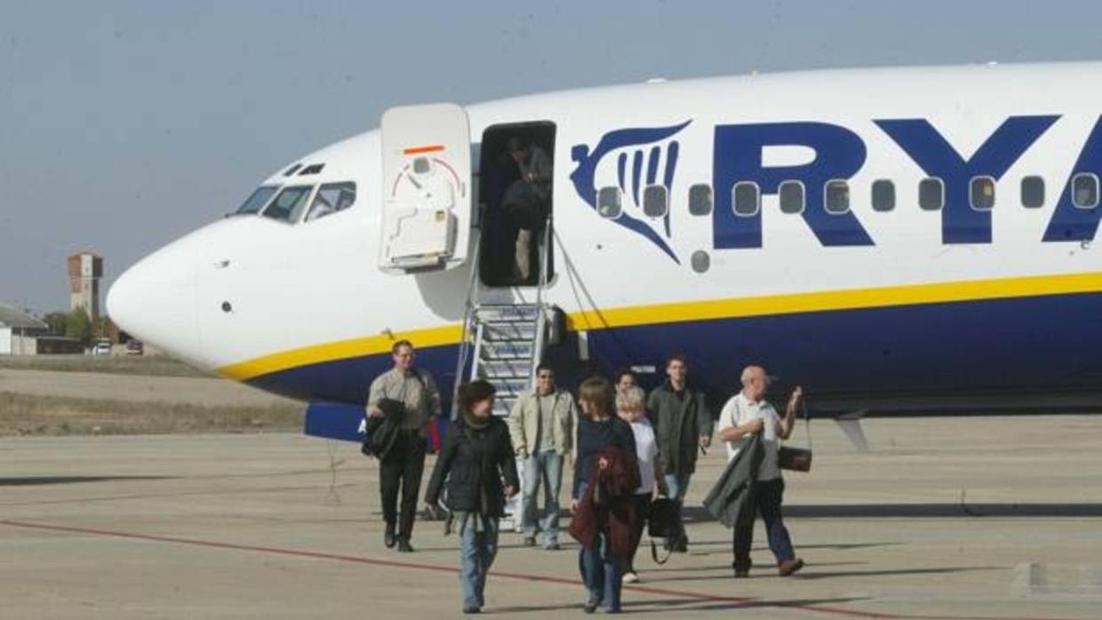 Varios pasajeros bajan de un avión de Ryanair