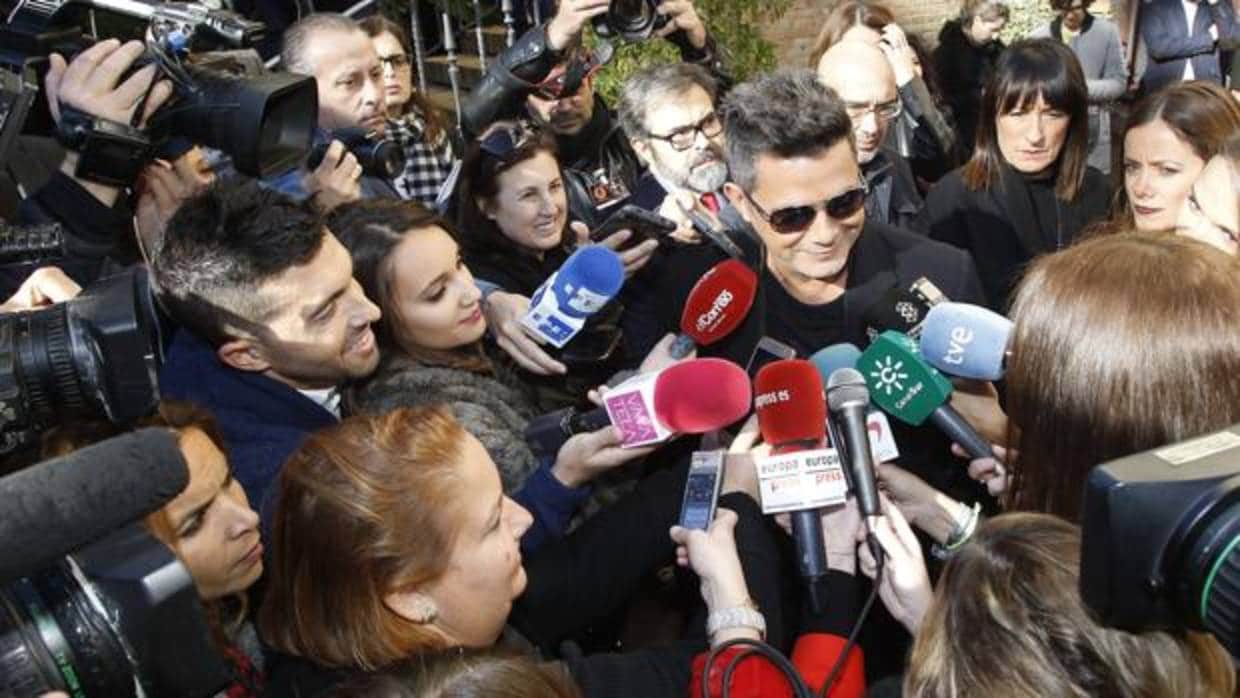 Alejandro Sanz, ante los periodistas, a su llegada al hotel Alfonso XIII de Sevilla