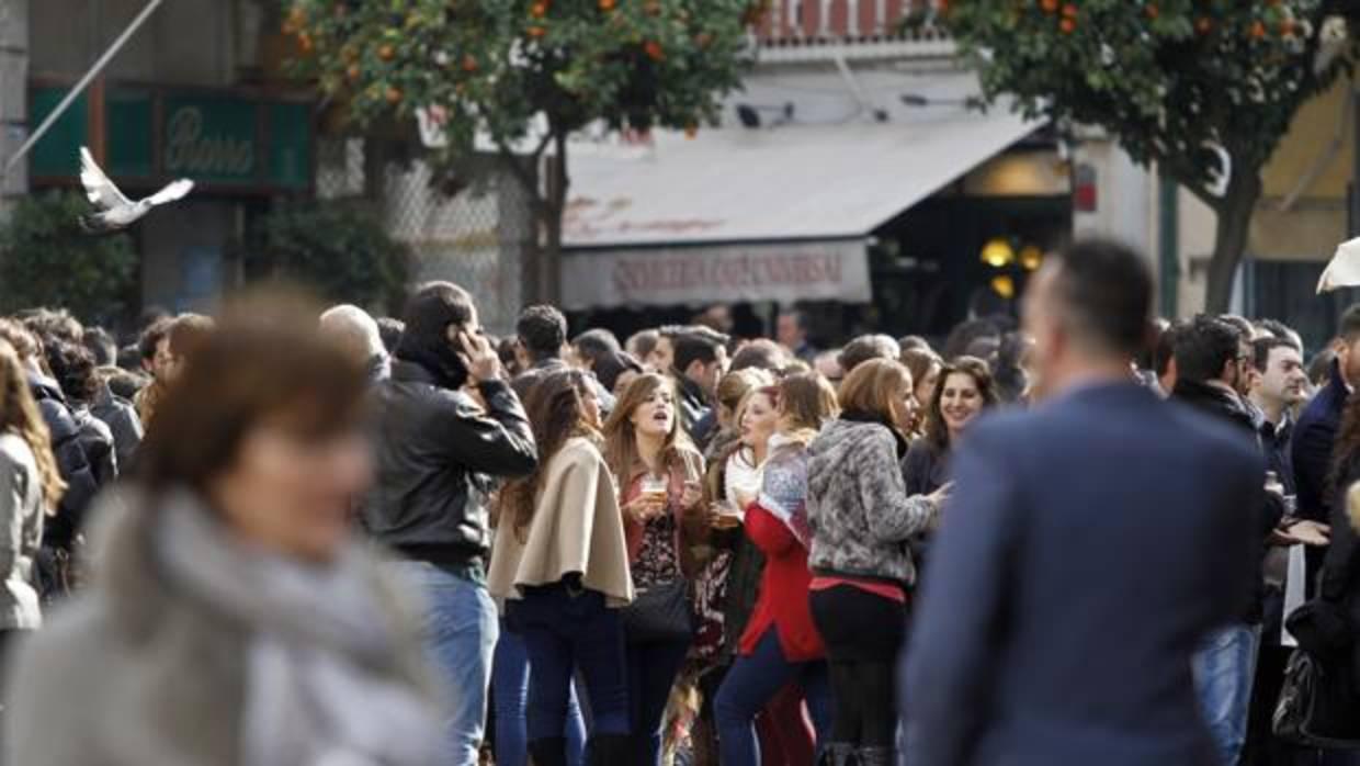 El Paseo de Colón es una de las zonas que aglutina a más personas bebiendo en la calle todos los días