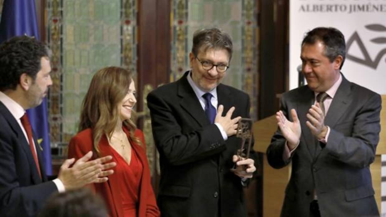 Camacho recoge agradecido el premio junto a Espadas, Jiménez-Becerril y Villena