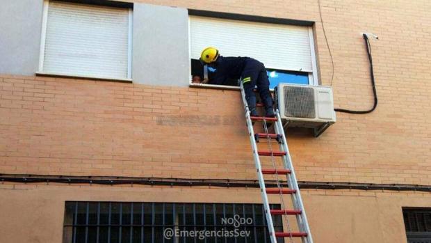 Rescatado un niño en Sevilla que cerró la puerta cuando su madre salió al rellano