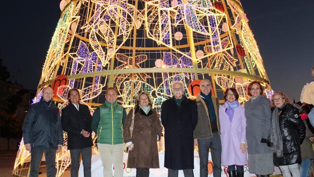 El Polígono Sur ya cuenta con su árbol de Navidad